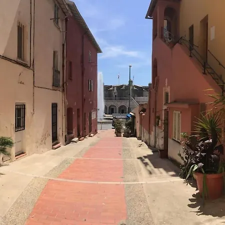 Between The Roofs Of Menton Old Town And The Sea Extérieur photo