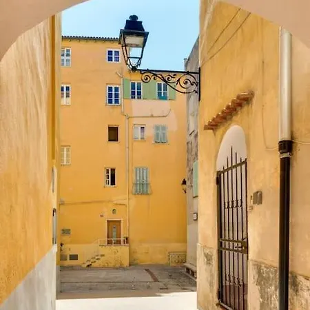 Between The Roofs Of Menton Old Town And The Sea Extérieur photo