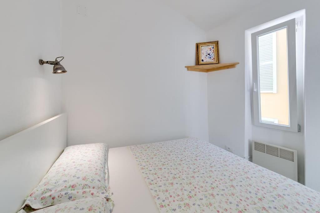 Between The Roofs Of Old Town And The Sea Apartment Menton